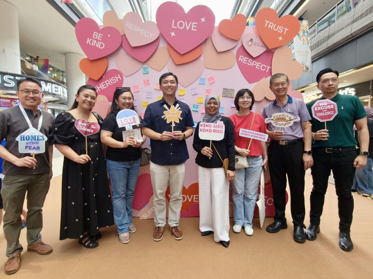 Guest of Honour Mr. Goh Pei Ming engaging with event participants.