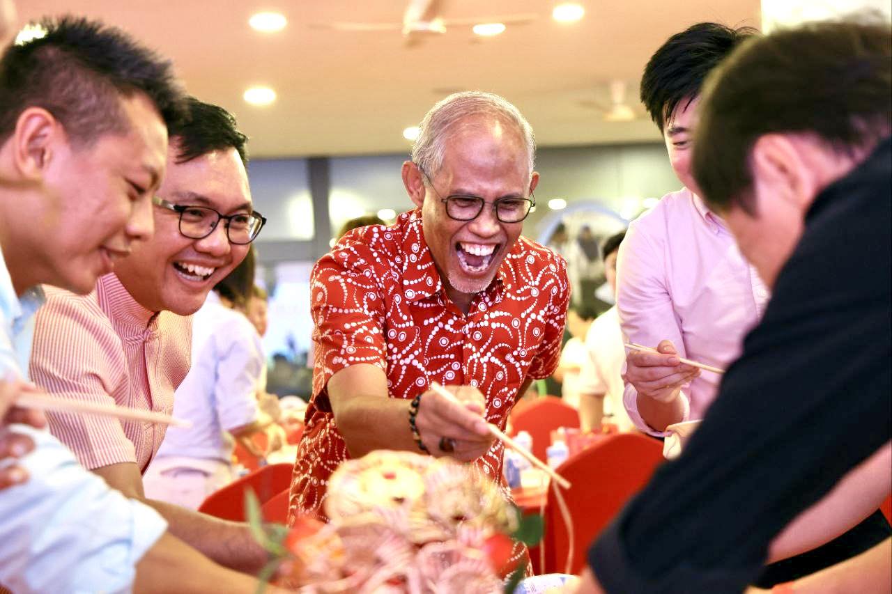 Vibrant atmosphere during the Chinese New Year engagement session