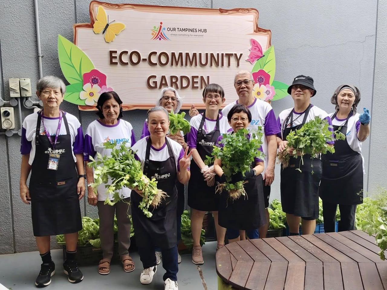 Volunteers distributing organic fertilizer to residents