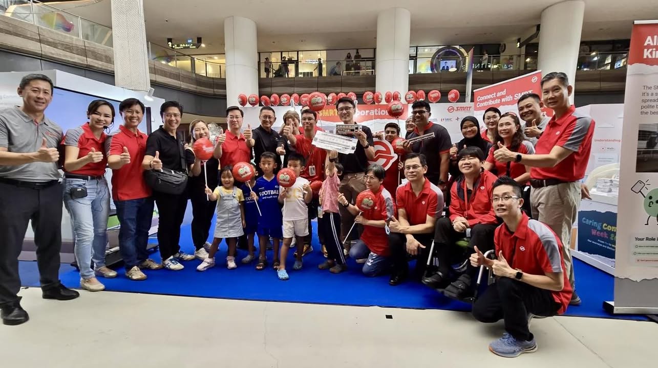 Mayor Baey Yam Keng speaking to residents at the community event