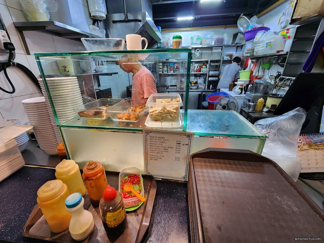 The image shows the interior of Jue Shi Lor Mee with food and condiments.