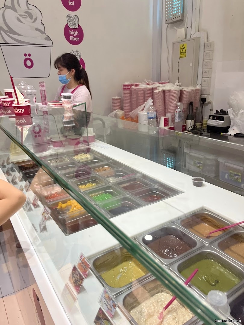 A Smöoy shop interior with toppings and a staff member visible.