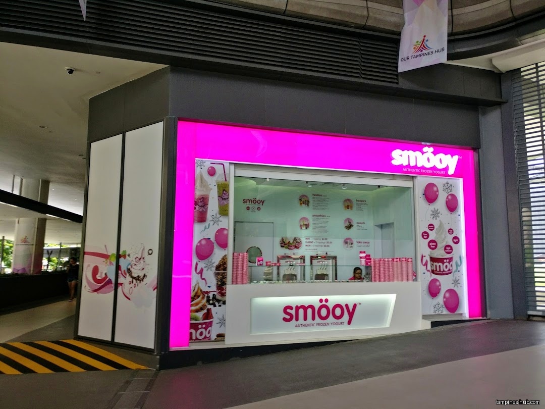 The smöoy shop front features pink accents and frozen yogurt imagery.