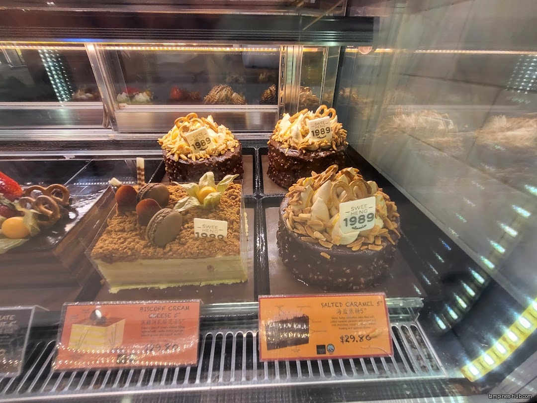 A display case shows cakes and pastries at Swee Heng 1989 Classic.