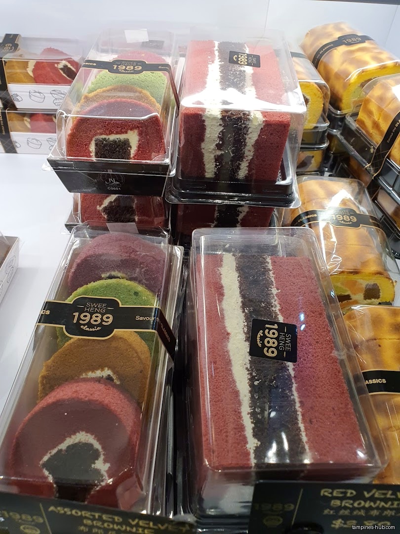Packaged cakes and swiss rolls from Swee Heng 1989 Classic are displayed.